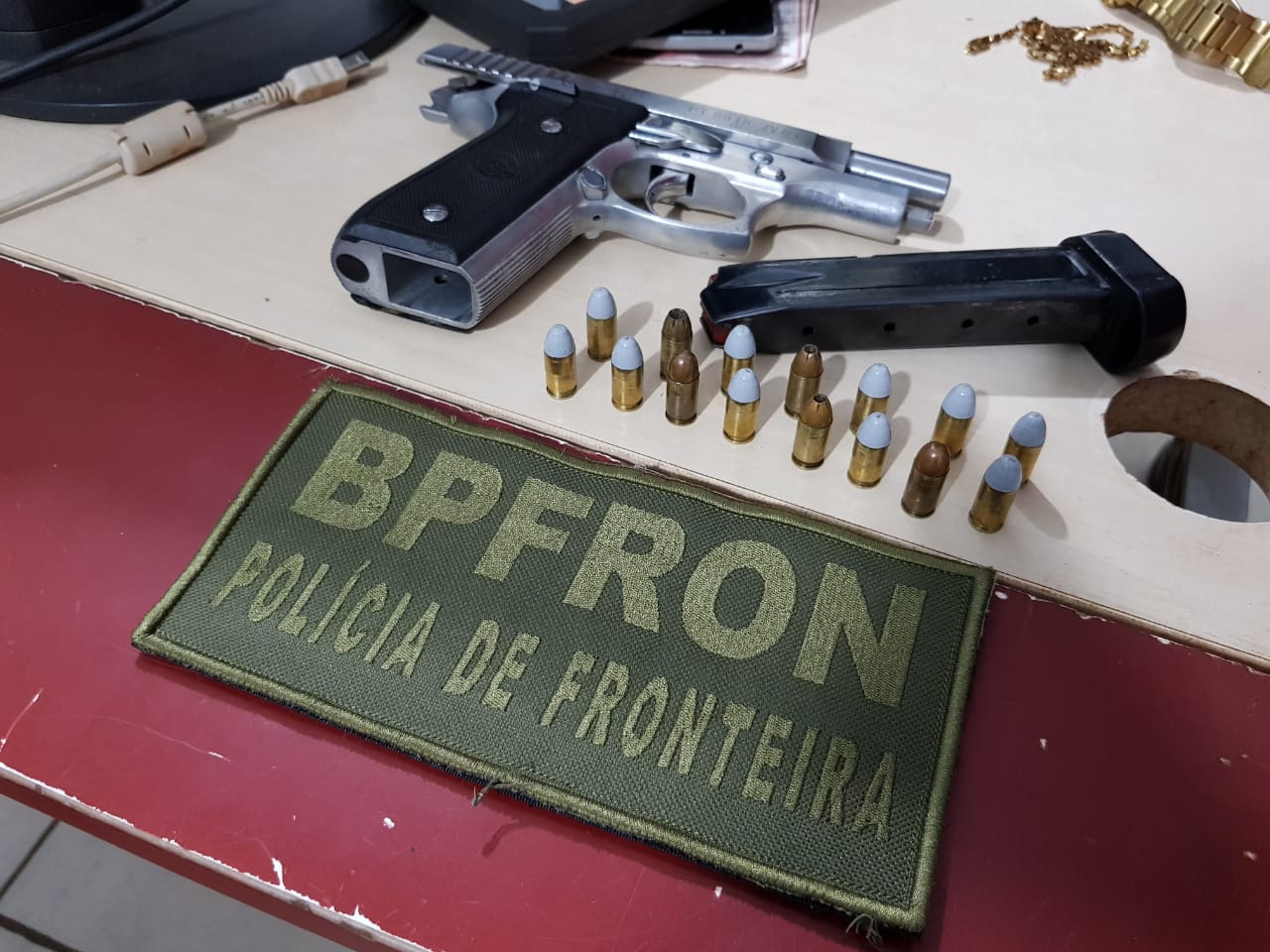 BPFRON PRENDE TRÊS SUSPEITOS COM PISTOLA DENTRO DE AUTOMÓVEL NA BR 319 - News Rondônia