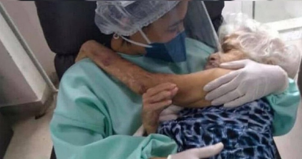 Técnica de enfermagem é flagrada ninando idosa com Covid-19 e imagens causam comoção - News Rondônia