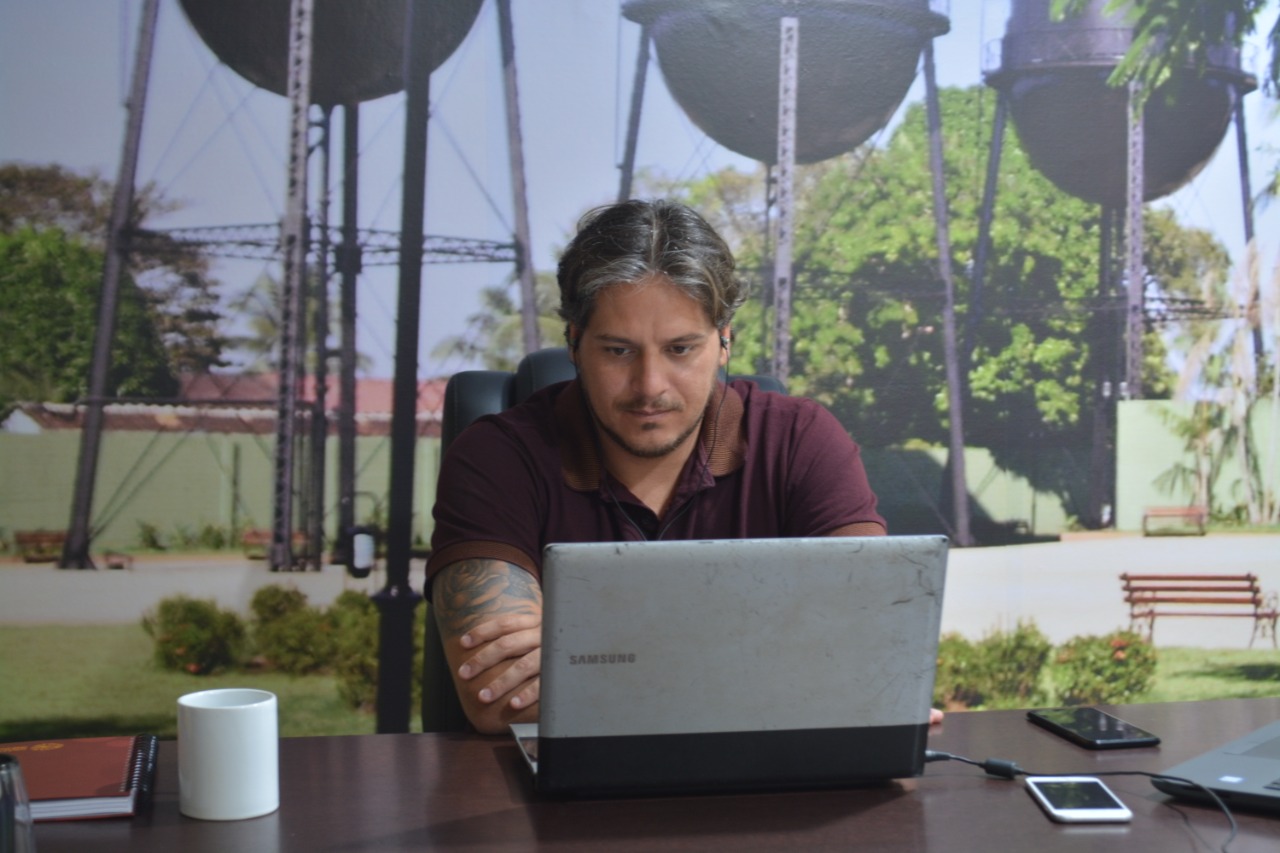 Waldemar Neto atende representante da comissão dos catadores de materiais recicláveis e pede providência para a categoria - News Rondônia