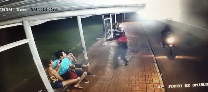 VIOLÊNCIA: CRIMINOSOS FAZEM ARRASTÃO EM PONTO DE ÔNIBUS DE SHOPPING - VEJA VÍDEO - News Rondônia