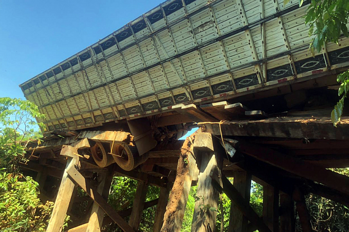 PRECÁRIA: Ponte quebra e caminhão quase despenca em distrito de Porto Velho - News Rondônia