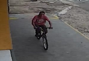 VEJA VÍDEO DE LADRÃO FURTANDO BICICLETA EM PLENA LUZ DO DIA NO CENTRO - News Rondônia
