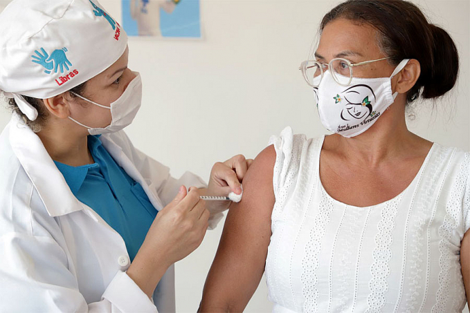 Vacinação conta com atendimento para pessoas com deficiência auditiva - News Rondônia