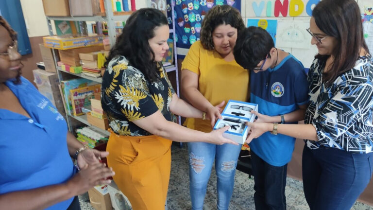 Alunos com deficiência visual recebem dispositivos com inteligência artificial, em Guajará-Mirim - News Rondônia