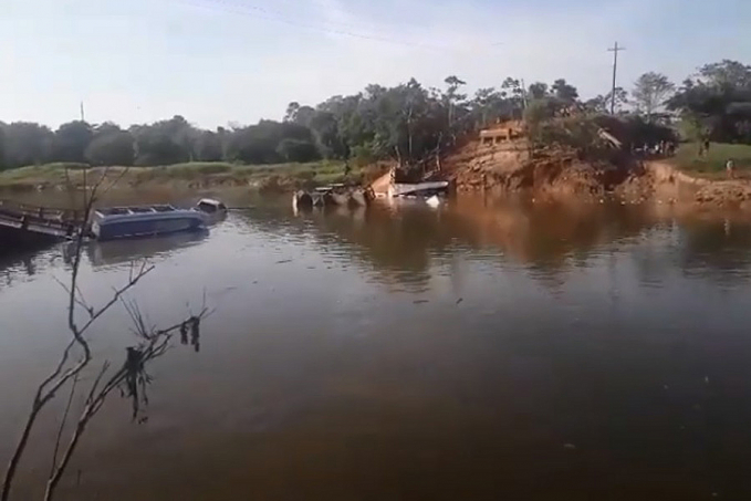 VÍDEO: Lancha que presenciou desabamento de ponte na BR-319 tenta ajudar vítimas, mas acaba afundando - News Rondônia