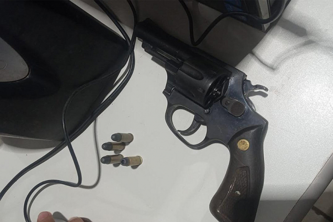 Após denúncia, Polícia flagra homem com revólver na cintura enquanto tomava cerveja - News Rondônia