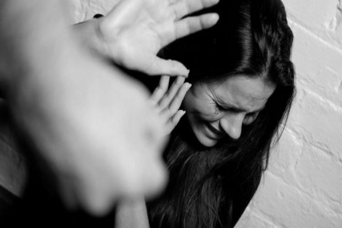 BRINCADEIRA: Mulher é agredida após jogar cerveja no rosto de ficante em bar - News Rondônia