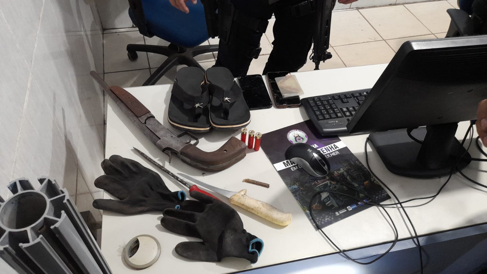 Dupla com arma e facas é detida após perseguição na capital - News Rondônia