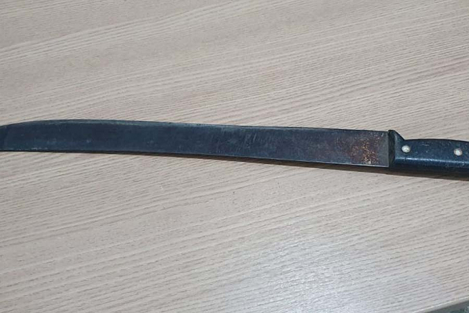 Homem é preso após ameaçar sobrinha com facão e dizer que se mataria - News Rondônia