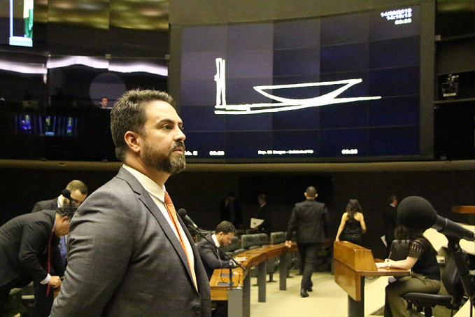 Câmara aprova projeto de lei de Léo Moraes que protege filhos da violência doméstica - News Rondônia
