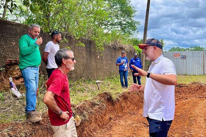 Vereador Aleks Palitot acompanha serviço de manutenção e encalhamento na rua da Felicidade - News Rondônia