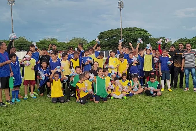 FUNCET faz entrega de lembrancinhas de páscoa para alunos de iniciação esportiva de futebol - News Rondônia