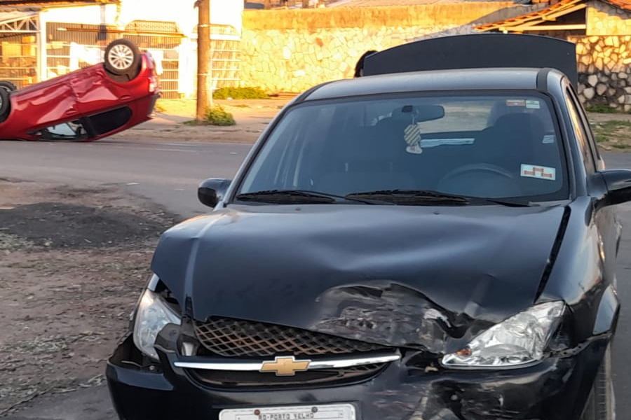ATUALIZAÇÃO: Carro capota em acidente em frente de escola na capital - News Rondônia