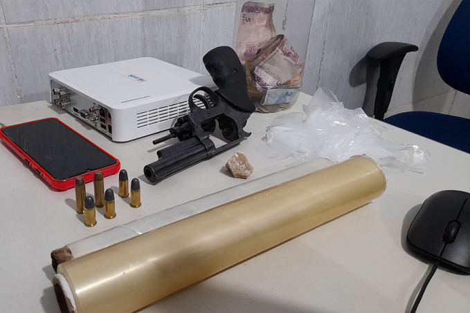 OLHOS DE ÁGUIA: Força Tática do 5° prende dona de conveniência com arma e droga - News Rondônia