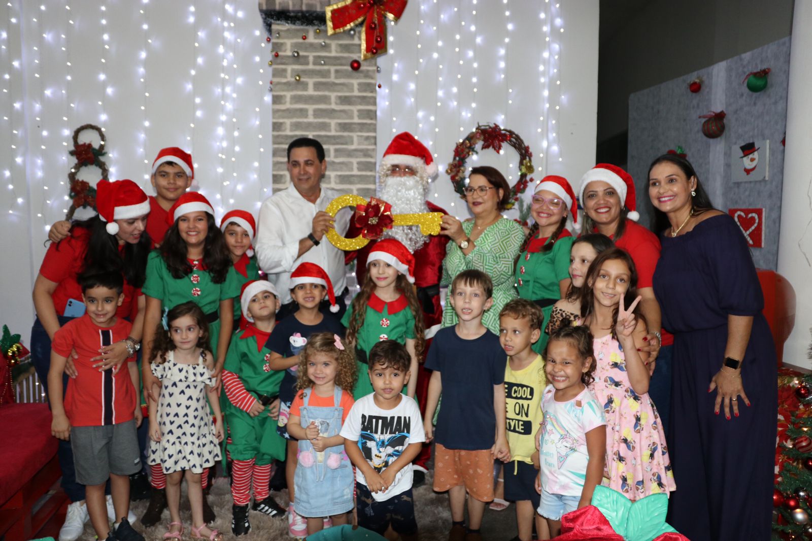 Rolim De Moura: Acender do Natal de Luz encanta rolimourenses com bela ornamentação da Praça Durvalino de Oliveira - News Rondônia