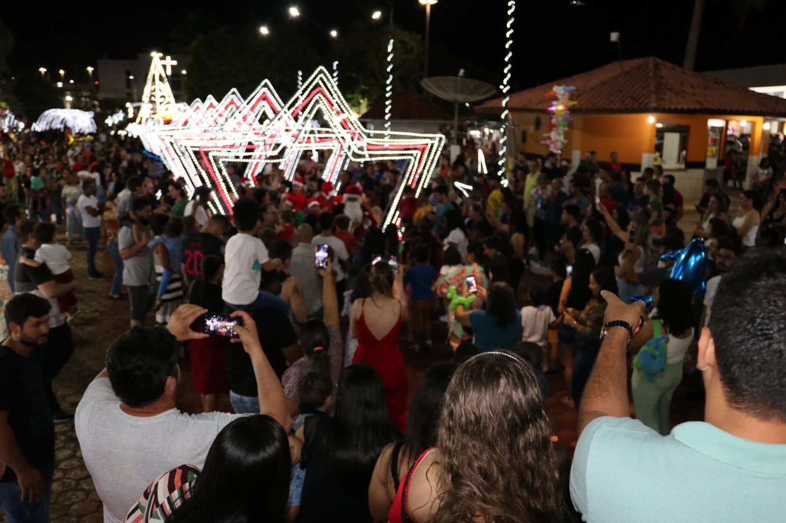 Rolim De Moura: Acender do Natal de Luz encanta rolimourenses com bela ornamentação da Praça Durvalino de Oliveira - News Rondônia