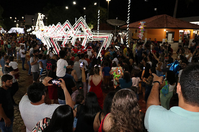 Rolim De Moura: Acender do Natal de Luz encanta rolimourenses com bela ornamentação da Praça Durvalino de Oliveira - News Rondônia