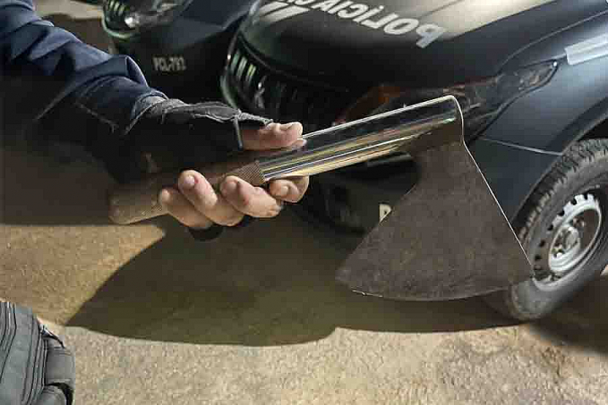 CORREU - Mulher foge após ser ameaçada com machadinho por marido bêbado na zona leste - News Rondônia