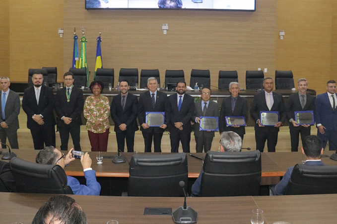 Laerte Gomes concede homenagens a autoridades e personalidades de Rondônia em solenidade na ALE - News Rondônia