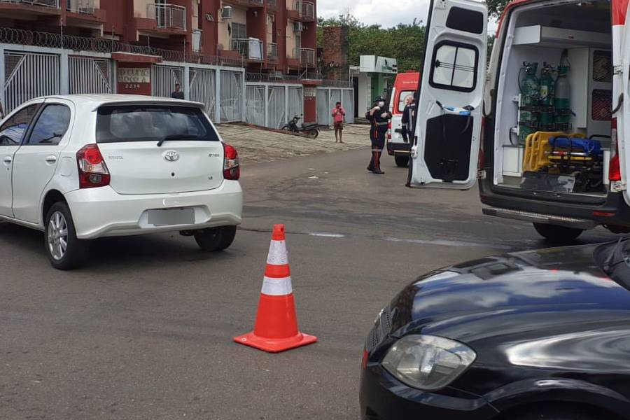 Voyage capota após colisão com Etios no centro de Porto Velho - News Rondônia