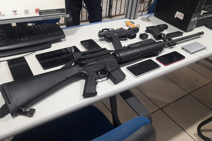 URGENTE: Trio é detido com armas em residencial após roubo a residência na zona leste - News Rondônia
