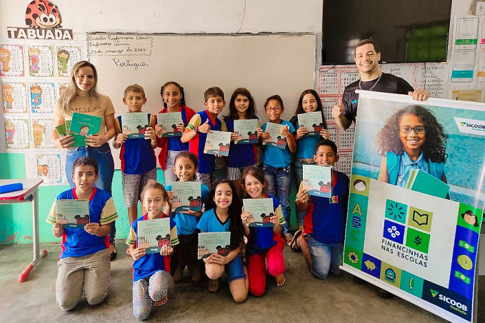 Sicoob Fronteiras distribui mais de 500 livros da Coleção Financinhas aos alunos da rede municipal de Colorado do Oeste - News Rondônia