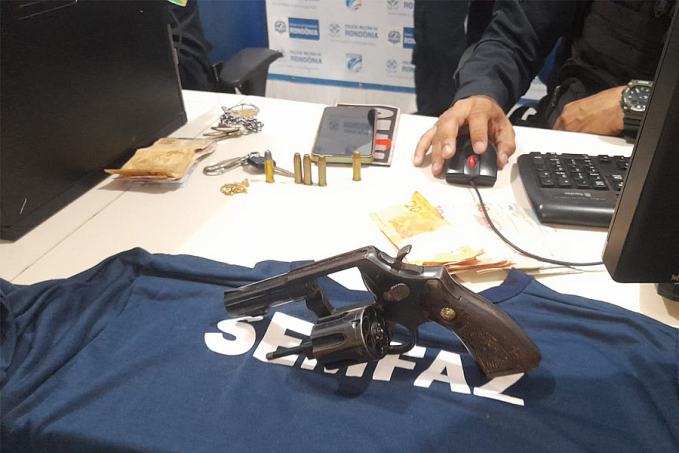 Bandidos com camisa da SEMFAZ são presos com arma após vários roubos - News Rondônia