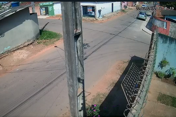 VEJA VÍDEO: Acidente deixa motociclista gravemente ferida em cruzamento sem sinalização - News Rondônia