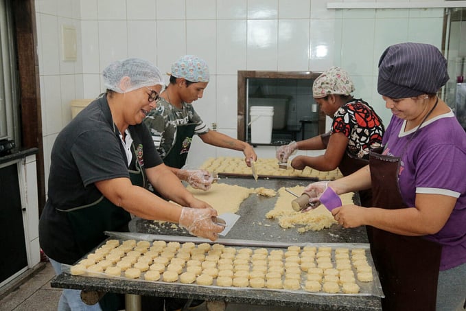 Mãe e filha empreendem juntas na agroindústria de cocadas com apoio do Governo de Rondônia - News Rondônia