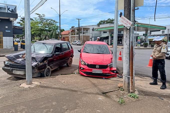 VÍDEO: Câmera registra colisão entre veículos no centro - Assista - News Rondônia