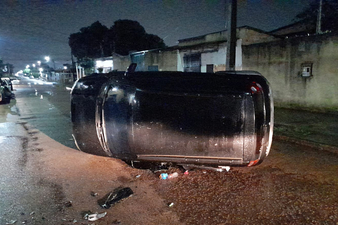 Carro bate em três veículos antes de tombar na zona leste - News Rondônia