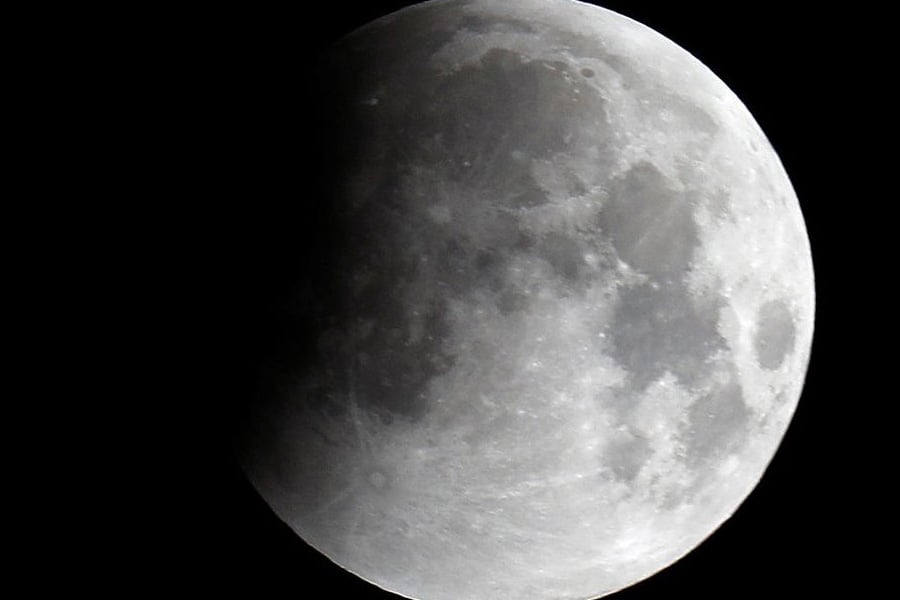 Encontradas pequenas crateras com água na superfície da Lua - News Rondônia
