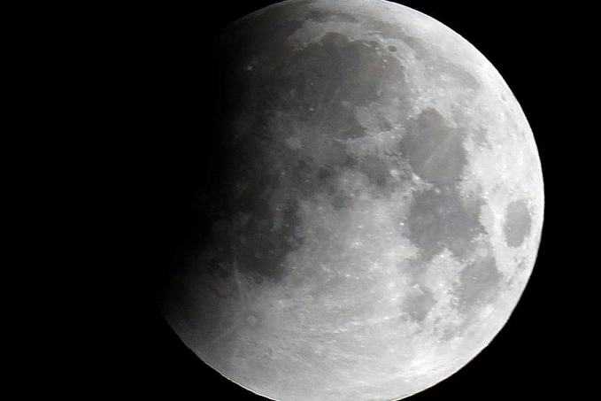 Encontradas pequenas crateras com água na superfície da Lua - News Rondônia