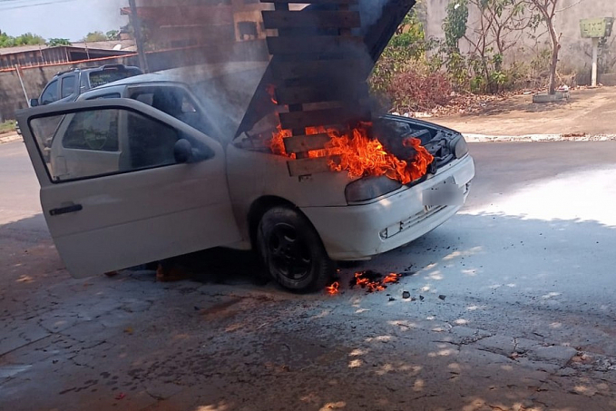 Veículo pega fogo e populares se empenham para salvar o veículo - News Rondônia