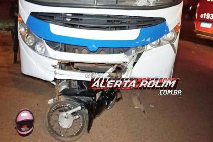 Mulher fratura a perna após ter sua moto atingida por ônibus em Rolim de Moura - News Rondônia