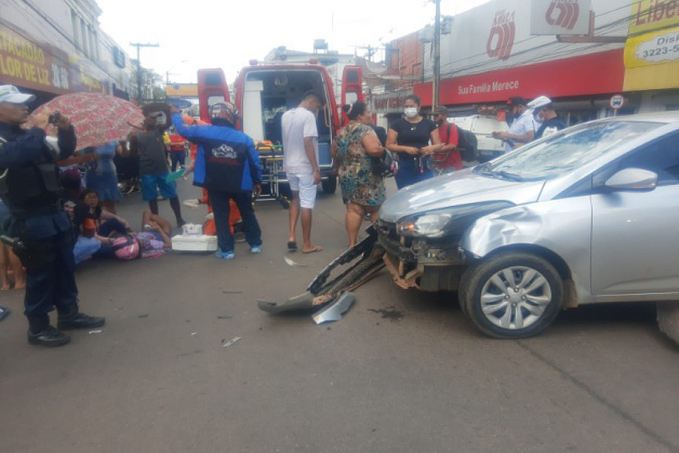 URGENTE - Acidente entre carro e moto no centro de Porto Velho deixa criança com fratura - News Rondônia