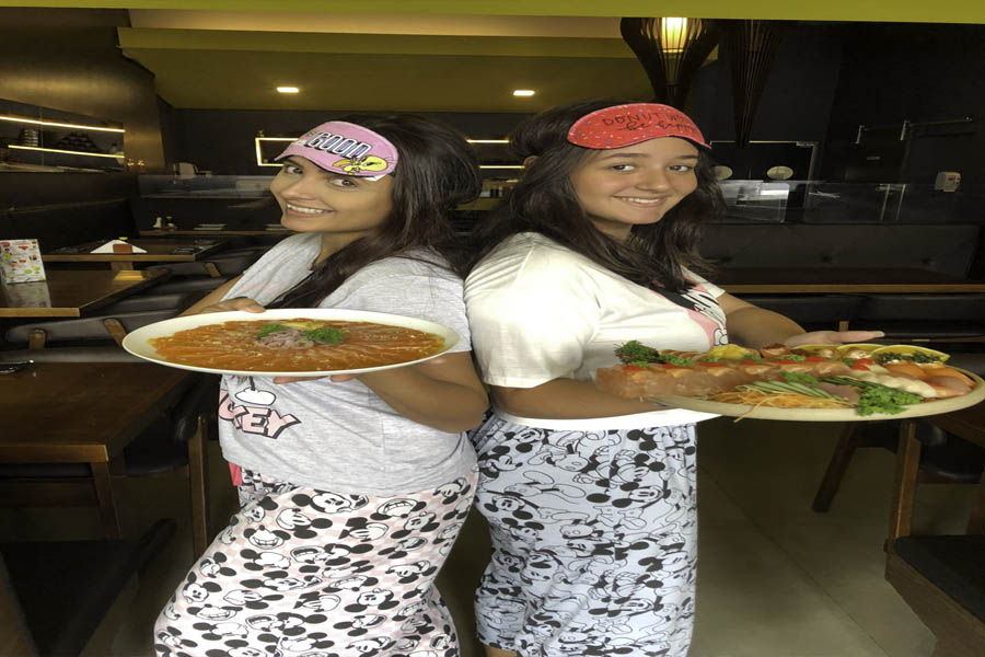 De pijama, mãe e filha fazem sucesso dando dicas de restaurantes - News Rondônia