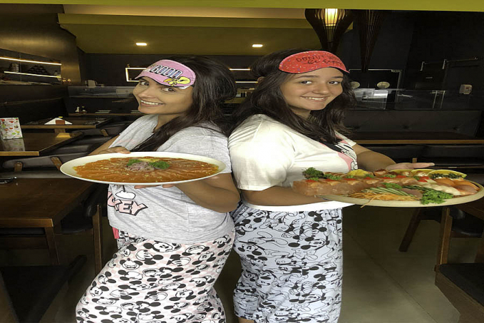 De pijama, mãe e filha fazem sucesso dando dicas de restaurantes - News Rondônia