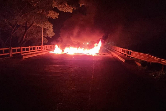 Manifestantes fogem após atearem fogo em pneus na Ponte de Rio Jaru - News Rondônia