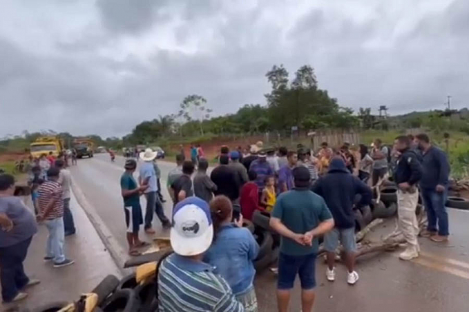 BR-319 é bloqueada por moradores da comunidade Terra Prometida - News Rondônia