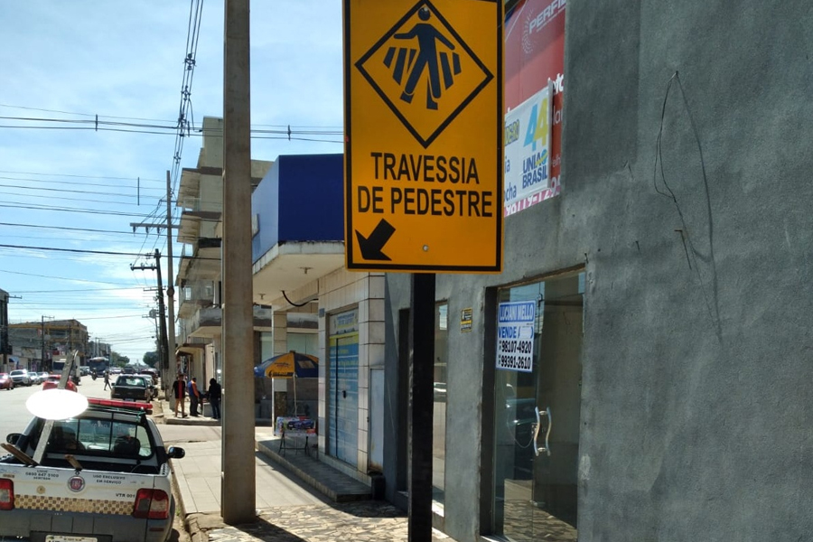 Substituição de placas de sinalização danificadas garante mais segurança no trânsito - News Rondônia