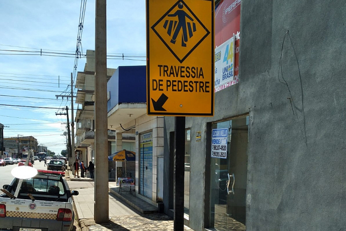 Substituição de placas de sinalização danificadas garante mais segurança no trânsito - News Rondônia