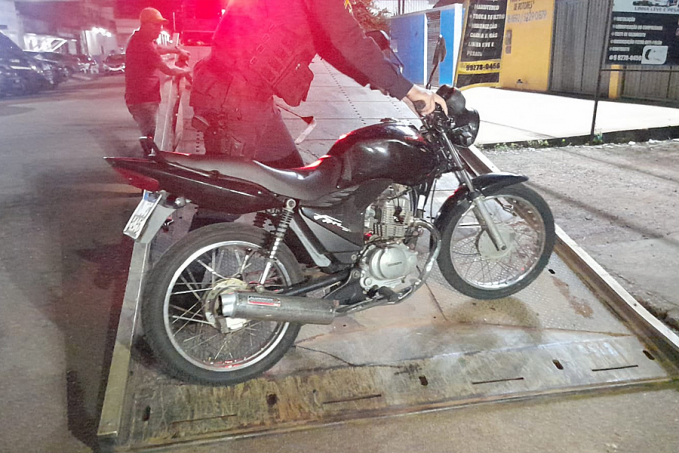NÃO É MINHA: Suspeito é preso com moto roubada em abordagem na Campos Sales - News Rondônia