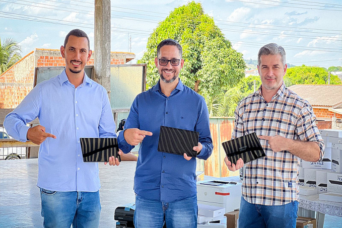 Deputado Anderson entrega computadores, tablets e impressoras para atender agentes comunitários de saúde em Alta Floresta do Oeste - News Rondônia