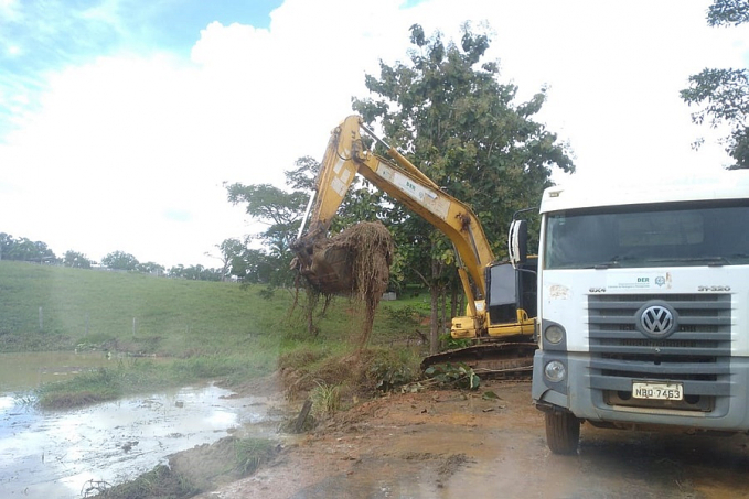 Equipe do DER executa trabalho de desobstrução em galerias e bueiros na RO-464, entre BR-364 e Theobroma - News Rondônia