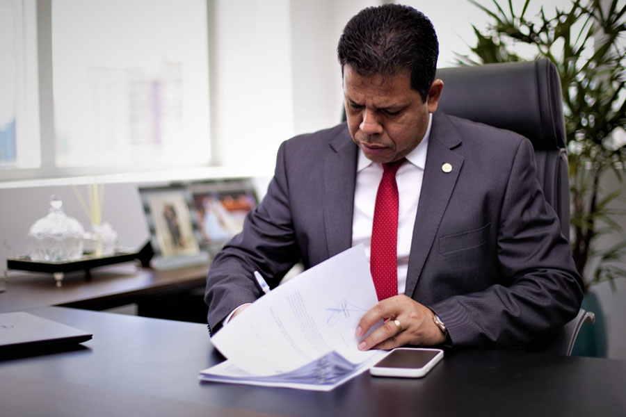 Dep. Jair Montes solicita ao governo que estudantes possam emitir a sua primeira Carteira de Identidade em suas escolas - News Rondônia