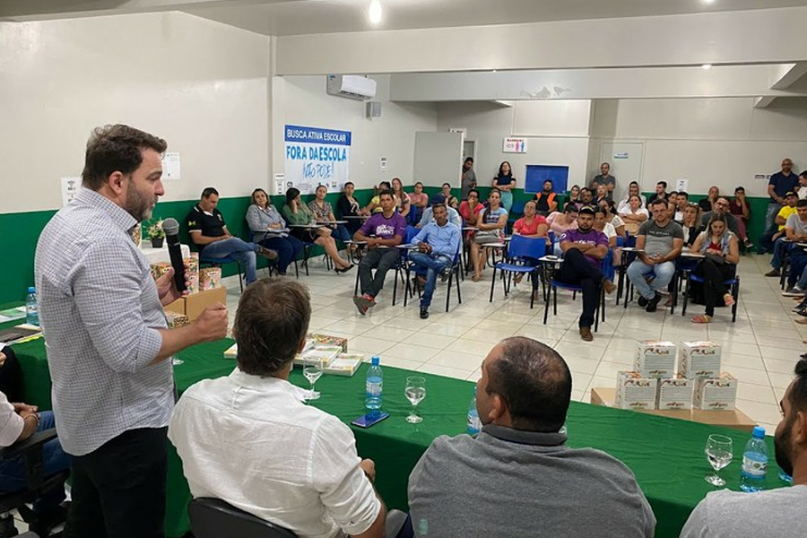Presidente Alex Redano participa da entrega de material didático para alunos de Buritis - News Rondônia