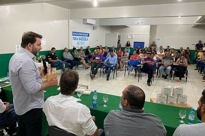 Presidente Alex Redano participa da entrega de material didático para alunos de Buritis - News Rondônia