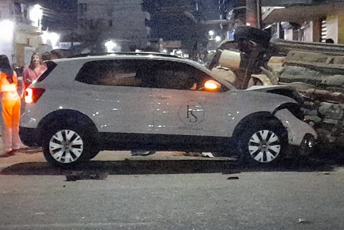 Mulher fica ferida em acidente com capotamento no centro - News Rondônia