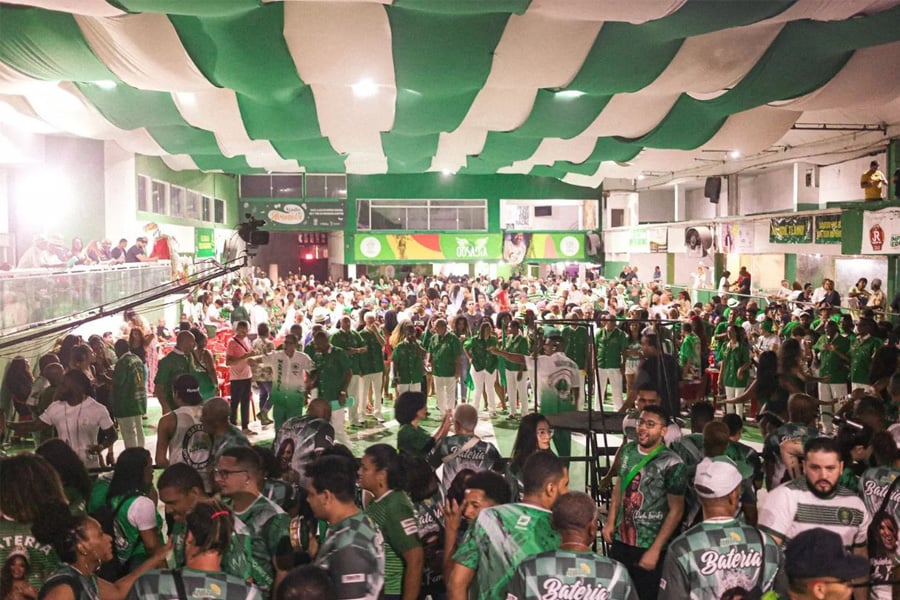 Bateria do Império Serrano faz esquenta pro carnaval na Barra da Tijuca - News Rondônia